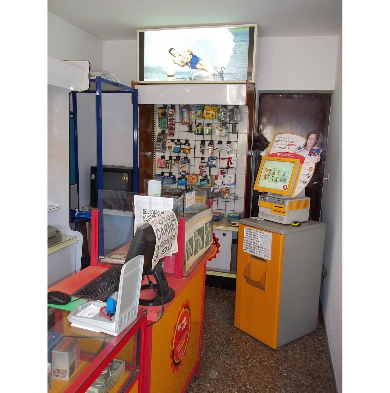 Fachada y vidriera sobre calle Alvear de Foto Estudio Hugo Rodríguez